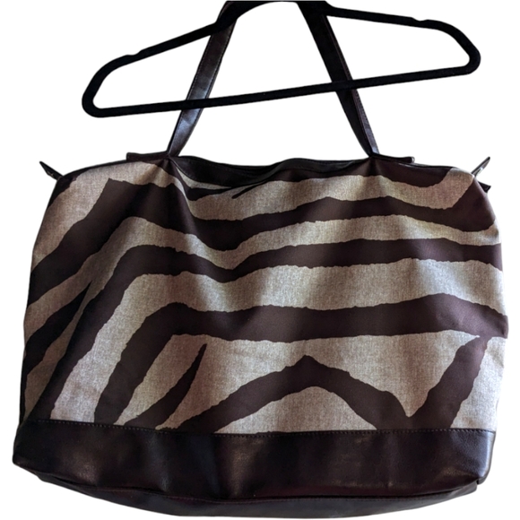 🦓 Chic Zebra Stripe Tote Bag - Cream & Brown with Full Zipper Top 🤎 - Picture 3 of 11